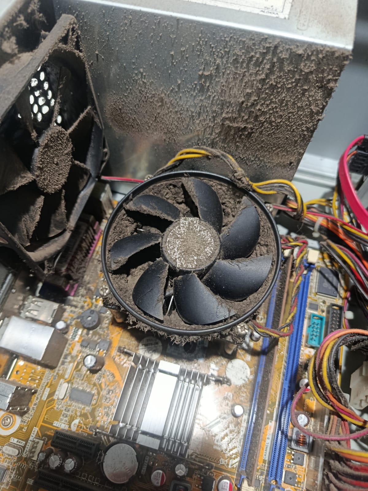 Limpeza e manutenção de computador com poeira acumulada