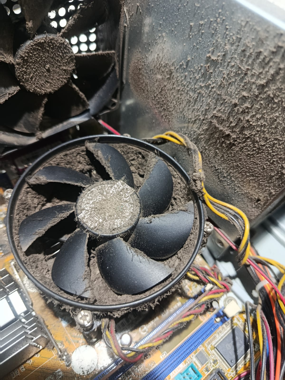 Limpeza técnica de cooler e placa-mãe empoeirados